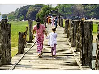 Амарапура. Округ Мандалай. Одна из бывших столиц Бирмы (Мьянмы). У Бейн - самый большой деревянный мост в мире. Длина 1.2 км. Был построен из тиковых колонн старого королевского дворца в период перено...