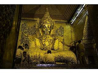 Бронзовое изображение Будды в пагоде Махамуни считается одним из самых старых в мире. Согласно легенде оно было отлито еще при его жизни. Прихожане постоянно наклеивают на изображение кусочки сусально...