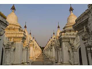 Строительство было приурочено к 6-му буддийскому собору, прошедшему здесь в 1871 г. Строили 8 лет: с 1860 по 1868гг