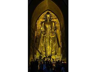 Изображение Будды в храме Ананды в Пагане