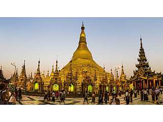 Пагода Шведагон (Золотая пагода). Согласно легенде, Пагода Шведагон существует около 2500 лет. Это самая старая буддийская ступа в Бирме и в мире. Высота пагоды Шведагон - ок. 110м. Снаружи пагода обл...
